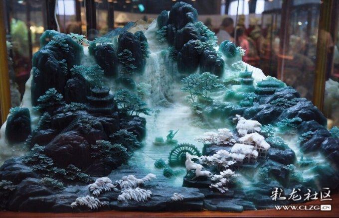 云南镇雄山体滑坡强险搜救队伍撤离，当地群众自发前来送别！