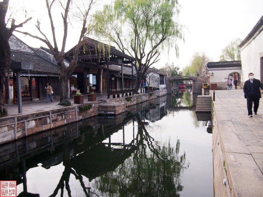 网红举报南京商场节庆壁纸“媚日”